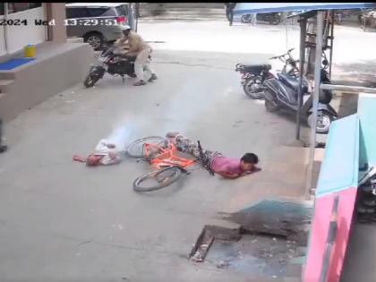 Viral Video 2 children were returning from school electrocuted by bicycle stuck in high tension wire death of 1 in Andhra Pradesh | Viral Video: स्कूल से लौट रहे थे 2 मासूम, हाईटेंशन तार में फंसी साइकिल से दौड़ा करंट; 1 की मौत Viral Video 2 children were returning from school electrocuted by bicycle stuck in high tension wire death of 1 in Andhra Pradesh | Viral Video: स्कूल से लौट रहे थे 2 मासूम, हाईटेंशन तार में फंसी साइकिल से दौड़ा करंट; 1 की मौत