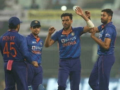 IND Vs SL fast bowler deepak chahar out Team India T20 International match against Sri Lanka | IND Vs SL: टीम इंडिया को झटका, तेज गेंदबाज श्रीलंका के खिलाफ टी20 अंतरराष्ट्रीय मैच से बाहर