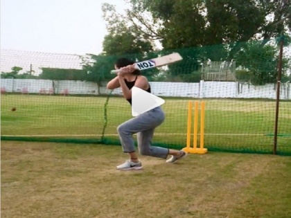 Deepak Chahar Bowls To His Sister Malti With A Twist, Watch Video | दीपक चाहर अपनी बहन को अनोखे अंदाज में गेंदबाजी करते आए नजर, मालती ने लिखा, 'वी मिस आईपीएल'