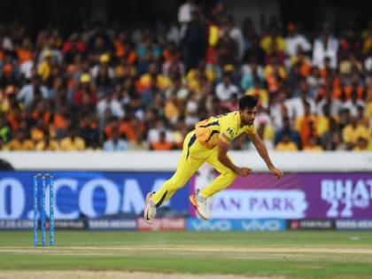 ipl 2018 chennai superkings deepak chahar out for two weeks due to hamstring injury | IPL 2018: मुंबई से हार के बाद चेन्नई का ये गेंदबाज आईपीएल से दो हफ्ते के लिए बाहर