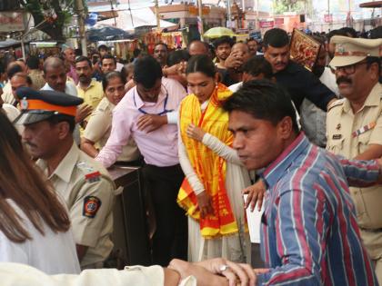 padmawaat deepika padukone siddhivinayak temple | पद्मावत की रिलीज़ के पहले विघ्नहर्ता की शरण में पहुंची दीपिका पादुकोण