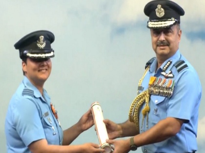 Indian Air Force first woman gallantry award winner Wing Commander Deepika Misra received her Vayu Sena Medal | विंग कमांडर दीपिका मिश्रा वीरता पुरस्कार पाने वाली वायुसेना की पहली महिला अफसर बनीं, मध्य प्रदेश में दिखाया था अदम्य साहस, जानिए
