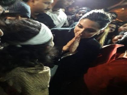 JNU violence: Deepika Padukone joins protests boycott chhapaak trend | JNU हिंसा: विरोध प्रदर्शन में शामिल हुईं दीपिका पादुकोण, छपाक को बैन करने की ट्विटर पर उठी मांग, अनुराग कश्यप से लेकर नेताओं ने दी प्रतिक्रिया