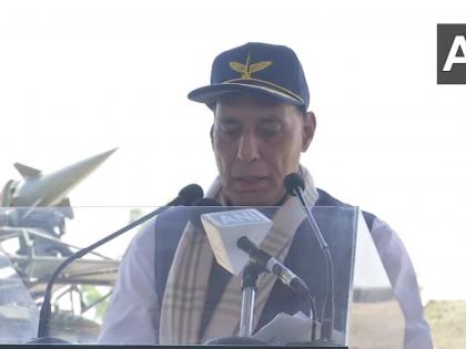 watch Defence Minister Rajnath Singh says Din mein taare dekhna Made in India BrahMos missile showed raat ke andhere mein din ka ujala to Pakistan video Gujarat | BrahMos missile: ब्रह्मोस मिसाइल ने पाकिस्तान को 'रात के अँधेरे में दिन का उजाला' दिखा दिया, राजनाथ सिंह ने भुज से ललकारा, देखें वीडियो watch Defence Minister Rajnath Singh says Din mein taare dekhna Made in India BrahMos missile showed raat ke andhere mein din ka ujala to Pakistan video Gujarat | BrahMos missile: ब्रह्मोस मिसाइल ने पाकिस्तान को 'रात के अँधेरे में दिन का उजाला' दिखा दिया, राजनाथ सिंह ने भुज से ललकारा, देखें वीडियो