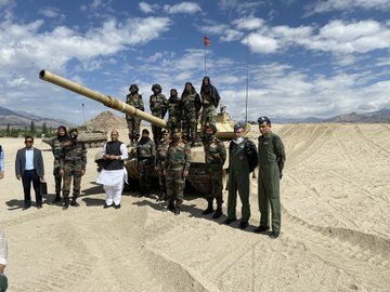 Jammu and Kashmir Galwan Valley Clash Leh Ladakh tanks, cannons and air force aircraft Defence Minister Rajnath Singh "Bharat Mata ki Jai" | लद्दाख में एलएसी पर टैंकों, तोपों व वायुसेना के विमानों की गड़गड़ाहट के बीच गरजे रक्षामंत्री, "भारत माता की जय" का उद्घोष