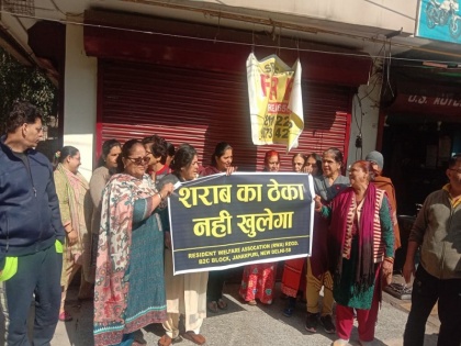 Women came out to protest against the opening of liquor vend in Janakpuri, Delhi, saying, "Liquor should not be sold in residential areas, it will become difficult to even leave the house" | Delhi: जनकपुरी के आवासीय इलाके में खुलने वाले शराब ठेके के विरोध में उतरी महिलाएं, बोलीं- "घर से निकलना दुश्वार हो जाएगा"