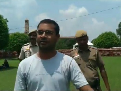 Delhi Man attacked journalist at Vijay Chowk threatened in front of police video viral | दिल्ली: विजय चौक पर पत्रकार पर शख्स ने किया हमला, पुलिस के सामने दी धमकी; वीडियो वायरल