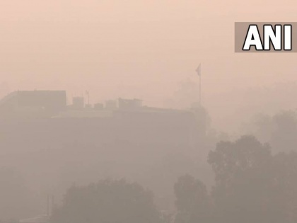 Delhi wakes up to thick smog Noida remains in severe category | दिल्ली में नजर आई धुंध की भारी परत, 'गंभीर' श्रेणी में नोएडा की वायु गुणवत्ता