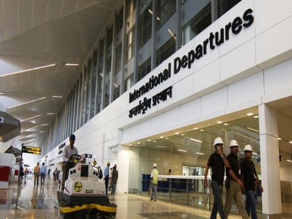 Thugs pose as customs officials, loot Rs 4.15 lakh at Delhi airport, know details | दिल्ली एयरपोर्ट पर फर्जी कस्टम अधिकारी बन शख्स से लूटे 4.15 लाख रुपये, जानिए कैसे दो शातिरों ने दिया इसे अंजाम