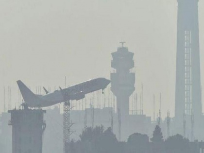 Delhi Air pollution: Due to low visibility at Delhi Airport 32 flights have been diverted says Delhi Airport official | दिल्ली- NCR में जहरीली हवा का प्रकोप, हवाई यातायात हुआ बाधित, 32 उड़ानों को किया गया डायवर्ट 