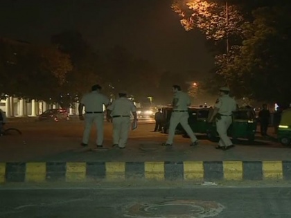 Delhi: Auto-rickshaw driver stabbed to death allegedly by his passenger at Connaught Place | दिल्ली: कनॉट प्लेस में ऑटो ड्राइवर की चाकू से गोदकर हत्या, मौजूद लोगों ने नहीं की मदद, बनाते रहे वीडियो