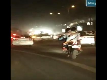delhi couples kissing and hug on running bike video goes viral | दिल्ली: चलती बाइक पर फिल्मी अंदाज में रोमांस करता दिखा कपल, वीडियो वायरल