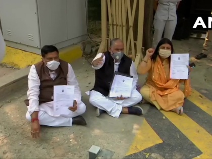 Delhi Mayors three municipal corporations residence Chief Minister Arvind Kejriwal doctors not getting salary | दिल्ली: सीएम केजरीवाल के घर के बाहर धरने पर बैठे तीनों मेयर, डॉक्टरों को सैलरी न मिलने का मामला