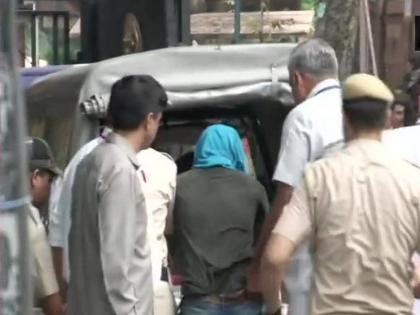 Delhi person has been detained while he was trying to enter the Parliament with knife | चाकू लेकर राम रहीम का नारा लगाते हुए संसद में घुस रहा था शख्स, सुरक्षाकर्मियों ने किया गिरफ्तार