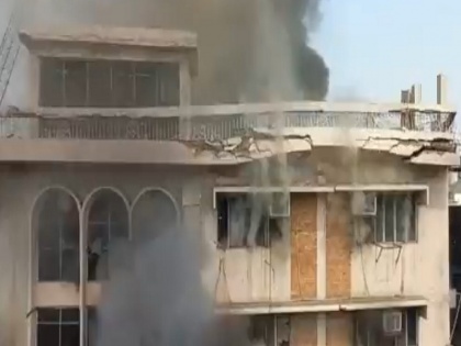 shocking visuals of building collapse in Delhi post fire, video goes viral | दिल्ली: आग लगने के बाद ताश के पत्तों की तरह गिरी इमारत, बाल-बाल बचे 100 दमकल कर्मी, हैरान करने वीडियो आया सामने