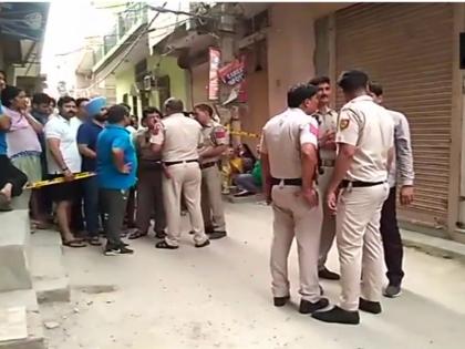 Bodies of 7 women and 4 men found at a house in Burari Delhi | दिल्लीः बुराड़ी में एक घर से संदिग्ध अवस्था में सात महिलाओं समेत 11 शव बरामद, इलाके में मचा हड़कंप Bodies of 7 women and 4 men found at a house in Burari Delhi | दिल्लीः बुराड़ी में एक घर से संदिग्ध अवस्था में सात महिलाओं समेत 11 शव बरामद, इलाके में मचा हड़कंप