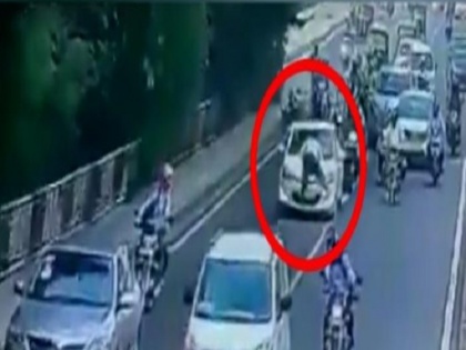 car dragged 400 meters to traffic policeman at dhaulakuan video goes viral | VIDEO: देखिये दिल्ली की सड़क का यह रूह कंपा देने वाला वीडियो, तेज रफ्तार कार ने पुलिसकर्मी को घसीटा
