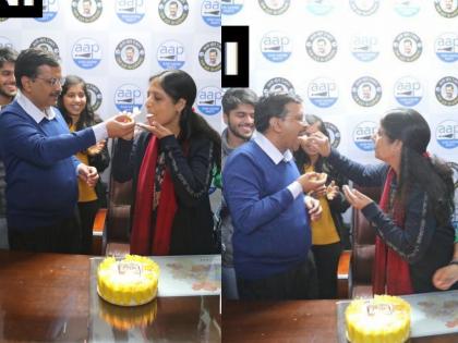 Kejriwal celebrates birthday and victory with wife Sunita, congratulations on feeding cake | केजरीवाल ने पत्नी सुनीता के साथ मनाया जन्मदिन और जीत का जश्न, केक खिलाते हुए दी बधाई