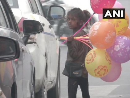 Delhi: Children continue to sell goods at traffic signals even as Air Quality worsens | ट्रैफिक पर सामान बेचने वाले बच्चे प्रदूषण का शिकार, कहा- आंखें जलती हैं, सांस में दिक्कत होती है, मास्क नहीं हैं