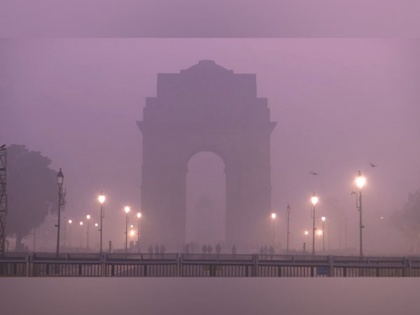 Delhi covered with dense blanket of fog, brakes on speed of trains and airplanes due to low visibility | दिल्ली ढकी कोहरे की घनी चादर से, कम दृश्यता के कारण ट्रेनों की रफ्तार पर लगा ब्रेक, उत्तर भारत के कई इलाकों में ठंड का प्रकोप
