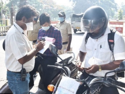 Delhi Corona guideline list mandatory to wear mask on car and bike all details | कार ही नहीं बाइक पर भी मास्क लगाना जरूरी, दिल्ली में घर से बाहर निकलने से पहले जान लें ये 10 नियम