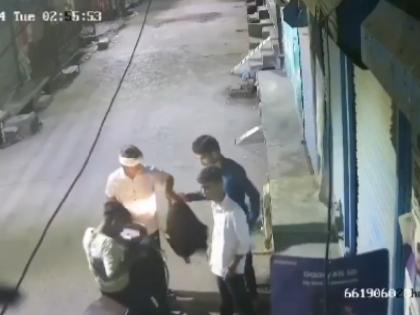 Viral Video Armed Gang with Pistol Loot Passersby in Broad Daylight in Delhi's Usmanpur Robbery Caught on CCTV | Viral Video: दिल्ली में चोरों के हौसले बुलंद, पिस्तौल के दम पर राहगीरों को लूटा; CCTV में वारदात कैद
