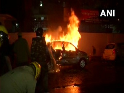 CitizenshipAct protest: Car torched in Daryaganj during protest over in Delhi | CAA Protest: दिल्ली के दरियागंज इलाके में प्रदर्शनकारियों ने गाड़ी को लगाई आग, पुलिस ने की पानी की बौछार, देखें वीडियो