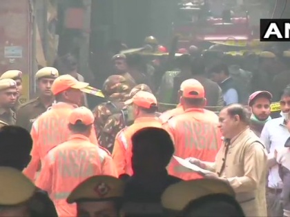 Delhi Fire: Workers' families are wandering rate by rate in search of their loved ones | दिल्ली आग में 43 लोगों की मौत: अपनों की तलाश में दर-दर भटक रहे हैं श्रमिकों के परिजन