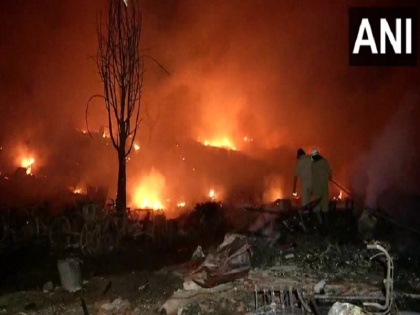 Delhi A fire broken out at Tughlakabad slums No casualty reported so far | दिल्ली: तुगलकाबाद में भीषण आग, करीब 1500 झुग्गियां खाक, दमकल की 30 गाड़ियों की मदद से पाया जा सका काबू