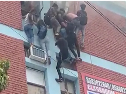 Coaching center in Delhi Mukherjee Nagar catches fire, students climbing down through windows | दिल्ली के मुखर्जी नगर में कोचिंग सेंटर में लगी आग, खिड़की से नीचे उतरते नजर आए छात्र, देखें वीडियो