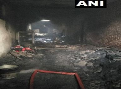 Delhi fire: Building had just one door, stored combustible materia | दिल्ली अग्निकांड: आग ने निगली 43 जिंदगियां, ज्वलनशील सामग्री से भरी पड़ी थी इमारत, सिर्फ एक ही था दरवाजा
