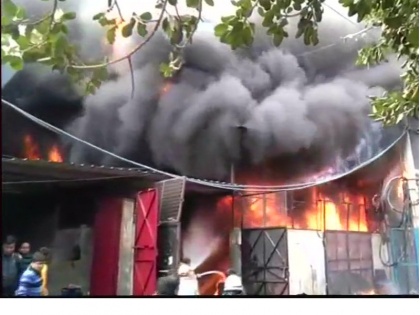 Delhi Fire broke out at a shoe factory in Mangolpuri and 15 fire tenders at the spot | दिल्ली: मंगोलपुरी की जूता फैक्ट्री में लगी भीषण आग, फायर ब्रिगेड की 15 गाड़ियां मौके पर 