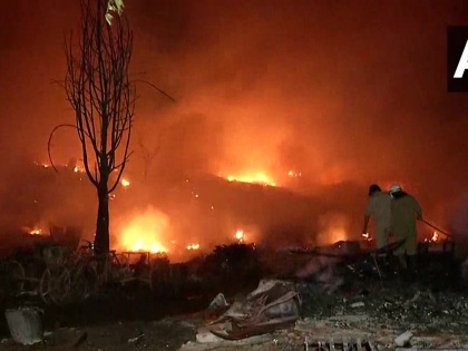 Delhi: Fire breaks out in slums of Tughlakabad, 20 vehicles of fire brigade present on the spot | दिल्ली: तुगलकाबाद के झुग्गी बस्ती में लगी आग, मौके पर फायर बिग्रेड की 20 गाड़ियां मौजूद