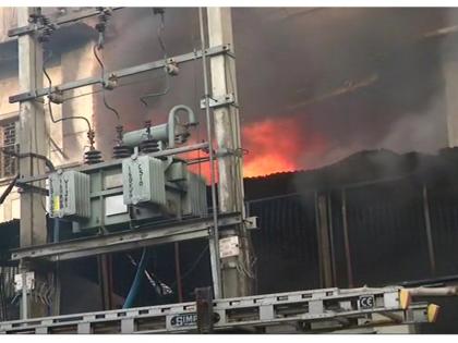 Fire broke out at a plastic factory in narela industrial area Delhi | दिल्लीः प्लास्टिक फैक्ट्री में लगी भीषण आग, 26 दमकलें बुझाने का कर रहीं प्रयास
