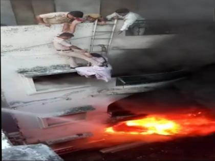 delhi fire in paharganj building police saves women | दिल्ली के पहाड़गंज की बिल्डिंग में लगी आग, पुलिसवालों ने जान पर खेलकर महिला की बचाई जिंदगी delhi fire in paharganj building police saves women | दिल्ली के पहाड़गंज की बिल्डिंग में लगी आग, पुलिसवालों ने जान पर खेलकर महिला की बचाई जिंदगी