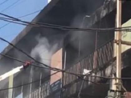 delhi 3 Killed Massive Fire Anand Vihar Slum huge fire broke out Anand Vihar see video All were residents of Auraiya in Uttar Pradesh | दिल्लीः जिंदा जले 3 लोग?, आनंद विहार की झुग्गी में लगी भीषण आग, सभी उत्तर प्रदेश के औरैया के निवासी थे