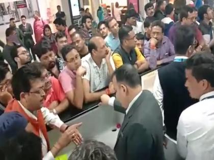 Delhi airport due to delayed flight passengers angry watch video | लागातार फ्लाइट लेट होने पर दिल्ली एयरपोर्ट पर यात्रियों ने किया हंगामा, देखें वीडियो Delhi airport due to delayed flight passengers angry watch video | लागातार फ्लाइट लेट होने पर दिल्ली एयरपोर्ट पर यात्रियों ने किया हंगामा, देखें वीडियो