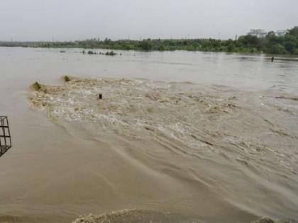 Delhi Yamuna water level reaches near danger mark more water released from Hathini Kund Barrage | दिल्ली में खतरे के निशान के करीब पहुंचा यमुना का पानी, अगले 72 घंटे में और बढ़ सकता है जलस्तर Delhi Yamuna water level reaches near danger mark more water released from Hathini Kund Barrage | दिल्ली में खतरे के निशान के करीब पहुंचा यमुना का पानी, अगले 72 घंटे में और बढ़ सकता है जलस्तर