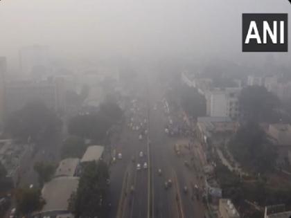 Delhi AQI And Weather Today: जहरीली हवा के बीच दिल्ली में बढ़ी ठंड, घने कोहरे के कारण विजिबिलिटी जीरो