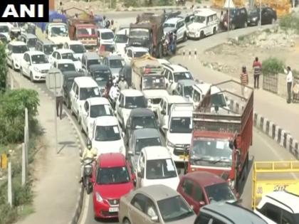 Ghaziabad: Long queues of vehicles seen at Delhi-Ghaziabad border. Traffic movement between Delhi-Ghaziabad has been completely prohibited | कोरोना लॉकडाउन: दिल्ली-गाजियाबाद बॉर्डर पर लगा लंबा जाम, सिर्फ जरूरी वाहनों को जाने की इजाजत