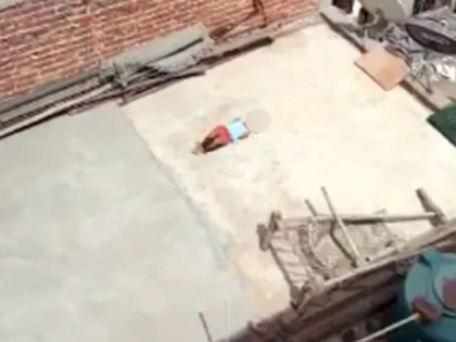 Delhi woman ties daughter on roof in scorching heat, video goes viral | दिल्ली: होमवर्क नहीं करने पर महिला ने 5 साल की बेटी के हाथ-पैर बांध प्रचंड गर्मी में छत पर लिटाया