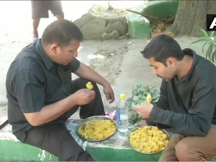 Free meals being provided by Delhi Government at a Rain Basera on Baba Kharak Singh Marg | Corona: दिल्ली सरकार ने फ्री में खाना बांटना किया शुरू, केजरीवाल ने किया था वादा- लॉकडाउन में कोई भूखा नहीं सोएगा