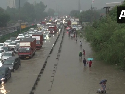 Delhi-Gurugram expressway rainfall ncr noida Gurugram Massive traffic jam waterlogging see video | Delhi-Gurugram expressway rainfall: भारी बारिश के कारण दिल्ली-एनसीआर का बुरा हाल, लंबा ट्रैफिक जाम, देखें वीडियो
