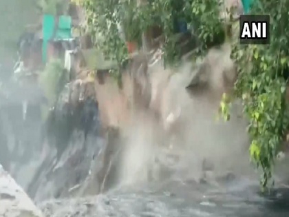 delhi rain houses collapsed in the slum area of Anna Nagar near ITO water over flow | दिल्ली की बारिश बरपा रही है कहर, 10 घरों को बहा ले गया नाला, देखें खौफनाक वीडियो