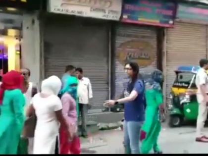 Delhi Commission for Women (DCW) rescued 39 girls from a hotel in Paharganj late last night | दिल्ली: मुनिरका के बाद पहाड़गंज से 39 लड़कियों को महिला आयोग ने बचाया, विदेश में बेचने की थी तैयारी Delhi Commission for Women (DCW) rescued 39 girls from a hotel in Paharganj late last night | दिल्ली: मुनिरका के बाद पहाड़गंज से 39 लड़कियों को महिला आयोग ने बचाया, विदेश में बेचने की थी तैयारी