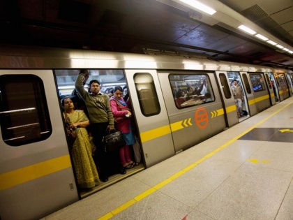 women suicide attempt in Delhi metro station Minor son alerts security | दिल्ली मेट्रो के सामने कूदकर जान देने वाली थी महिला, छोटे बेटे ने सूझबूझ से ऐसे बचाई मां की जान 