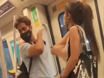 Girl slaps a boy in delhi metro, Watch Video | Video: दिल्ली मेट्रो में 1000 रुपये की टीशर्ट पर लड़ रहे थे लड़का और लड़की, सोशल मीडिया पर वीडियो वायरल