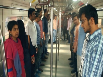 National Anthem played in Delhi metro video goes viral | जब दिल्ली मेट्रो के अंदर अचानक बजने लगा राष्ट्रगान, ऐसा रहा यात्रियों का रिएक्शन, देखें वायरल वीडियो