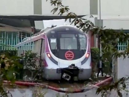 Driver less Delhi metro train on trial run, breaks through boundary at Kalindi Kunj depot | दिल्ली: बाउंड्री तोड़ बाहर निकली 'ड्राइवर लेस' मेट्रो, PM मोदी करने वाले हैं उद्घाटन