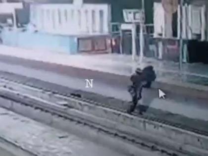 Man falls Metro Track Video busy smartphone falls Delhi Metro tracks here's what happened next Watch | Metro Track Video: स्मार्टफोन देखते-देखते मेट्रो ट्रैक पर गिरा शख्स, सीआईएसएफ जवान ने ऐसी बचाई जान, देखें वीडियो